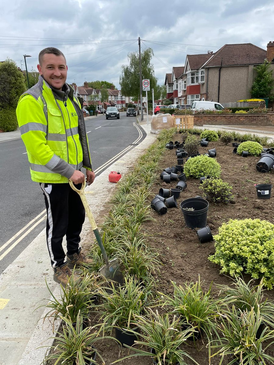 KLGUK's tweet photo. Andrei A, Andrei M, Silviu &amp; Stephen have been busy adding 1100 plants to the beds by Montrose Ave - opposite our yarrd. The area was designed by Denise and all 1010 plants were set out in one day.
#KLG #design #plantbeds #neighbours #montroseavenue #turingschool #environment https://t.co/pHH5KfeEco