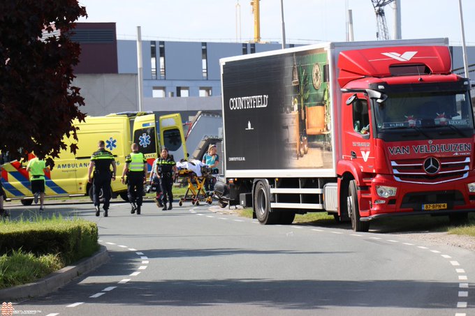 Botsing vrachtwagen en snorscooter op Hoge Noordweg
https://t.co/GPzTyMTsdQ https://t.co/GR1Coz1f35