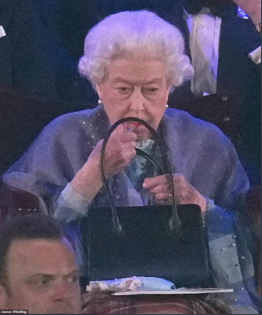 PoliticayModa's tweet photo. 96 años y retocándose el carmín en mitad de la celebración del Royal Windsor Horse Show #putama #bodylangauge #escenografia #thecrown https://t.co/cz6DM1hfTC