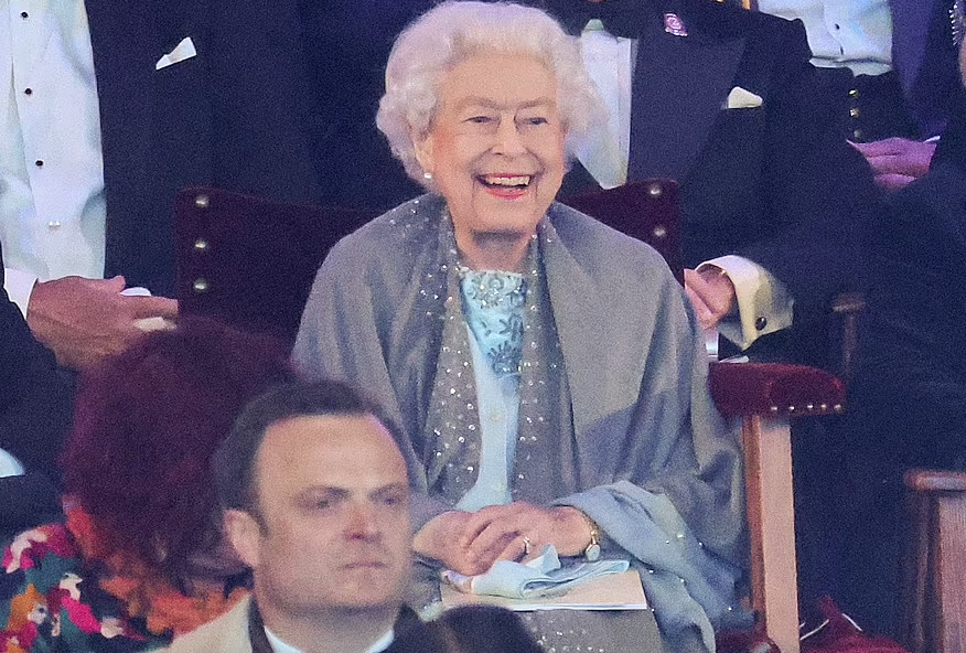 PoliticayModa's tweet photo. 96 años y retocándose el carmín en mitad de la celebración del Royal Windsor Horse Show #putama #bodylangauge #escenografia #thecrown https://t.co/cz6DM1hfTC