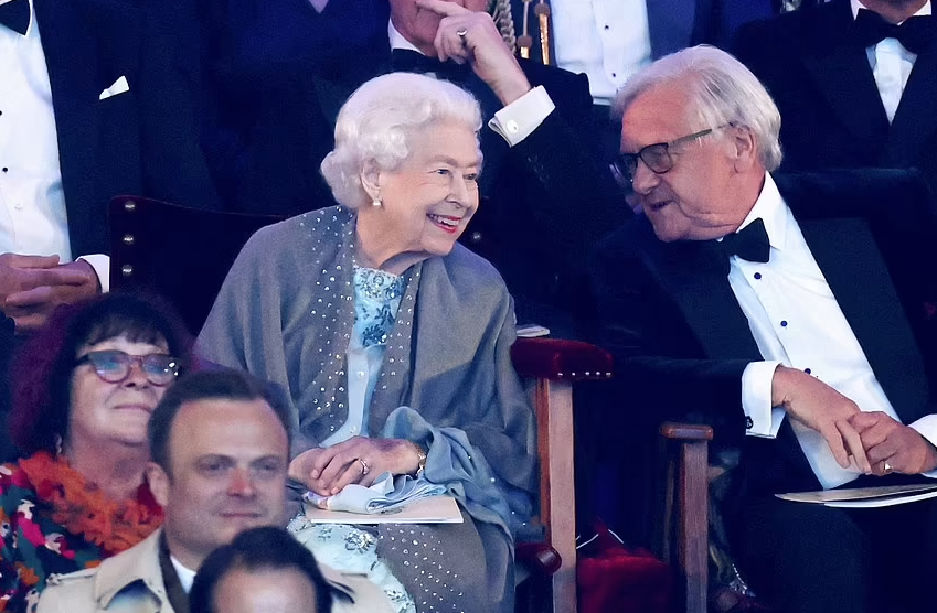 PoliticayModa's tweet photo. 96 años y retocándose el carmín en mitad de la celebración del Royal Windsor Horse Show #putama #bodylangauge #escenografia #thecrown https://t.co/cz6DM1hfTC