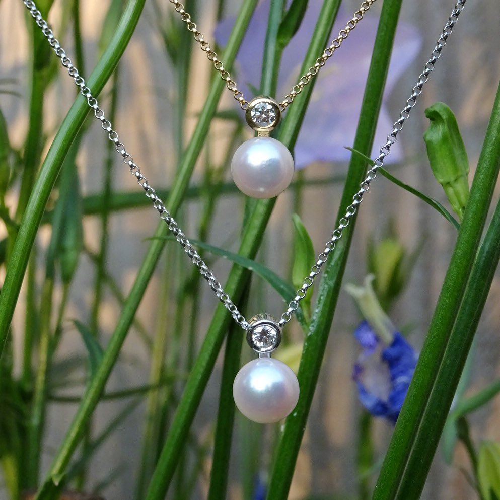 Lustrous cultured Akoya pearl pendants, simply set with a brilliant cut diamond.
#isupportguildford #guildfordjeweller #independentjeweller #bridaljewellery #guildford #surrey #pearl #pearls #pearljewellery #whitegold #akoya #akoyapearl #pearlpendant