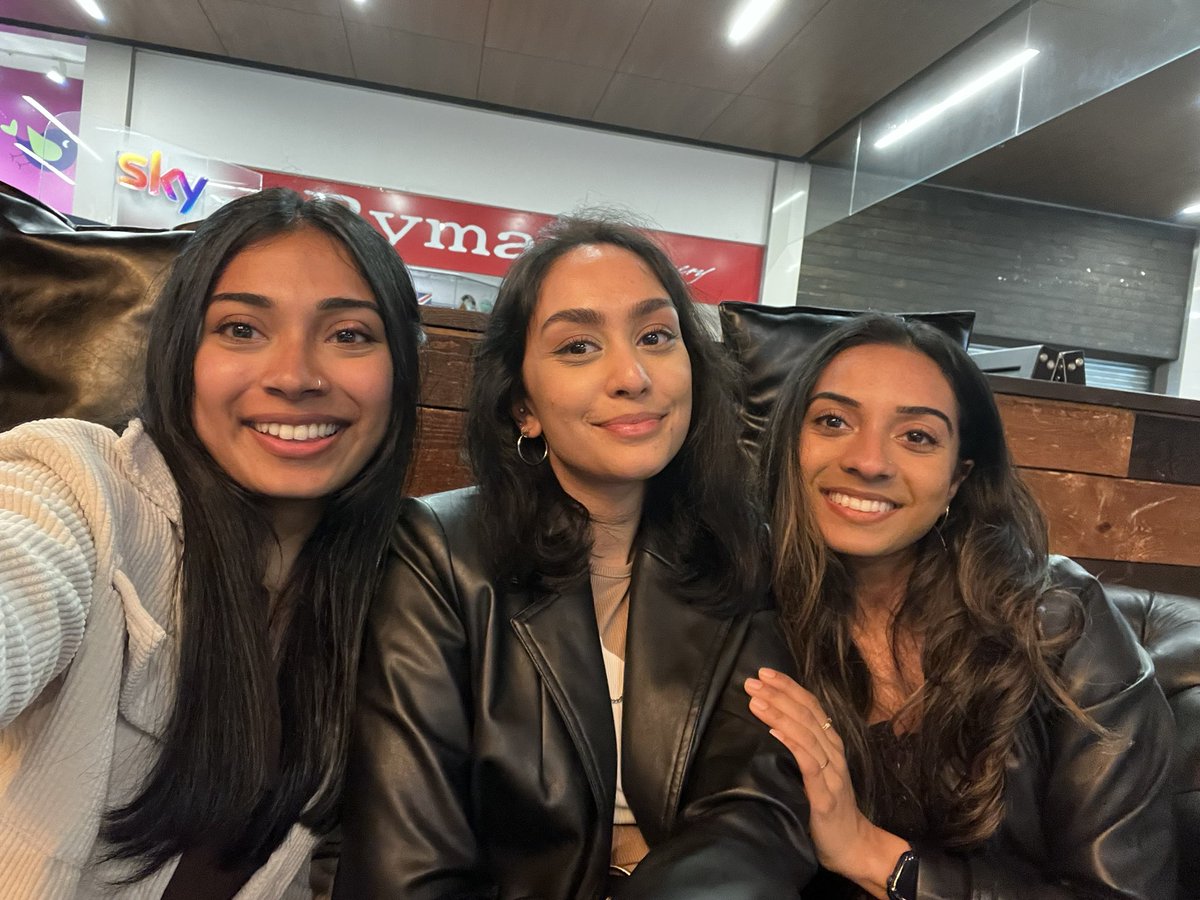 neepa1012's tweet photo. sisters reunite: london edition https://t.co/HieLEPLPoW