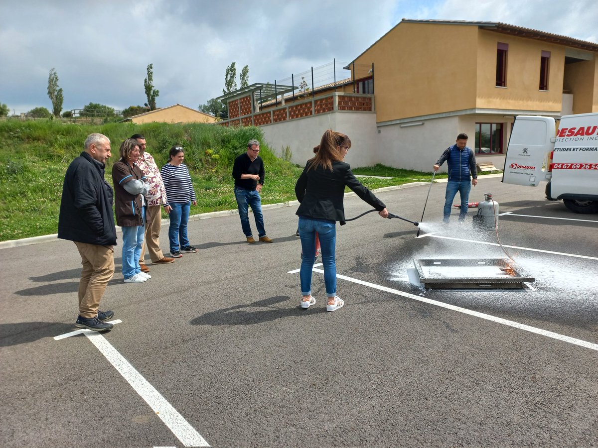 EAMStVincent's tweet photo. Formation reglementaire à la manipulation des extincteurs et procédure d'évacuation pour les professionnels de l'#EAM_St_Vincent https://t.co/pTpIn6Ph47