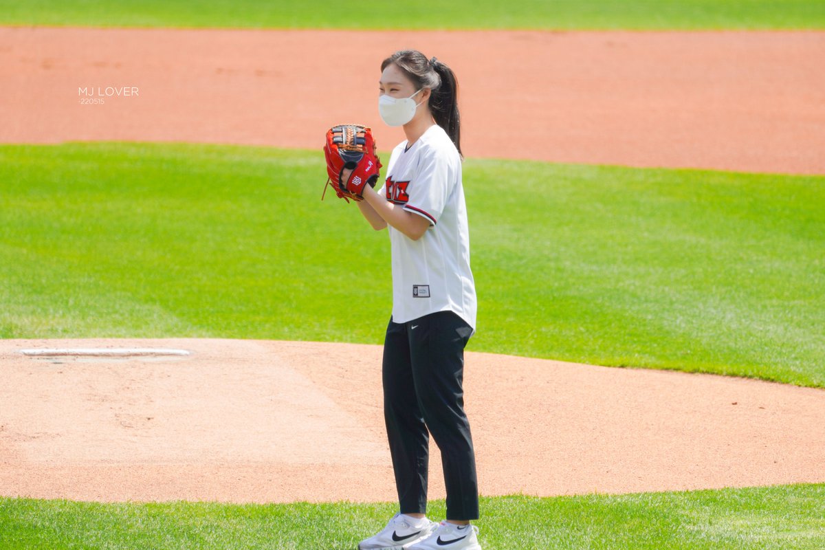 mjlover0909's tweet photo. 220515 KT시구
#최민정 #쇼트트랙 https://t.co/Pbpv7COxEK