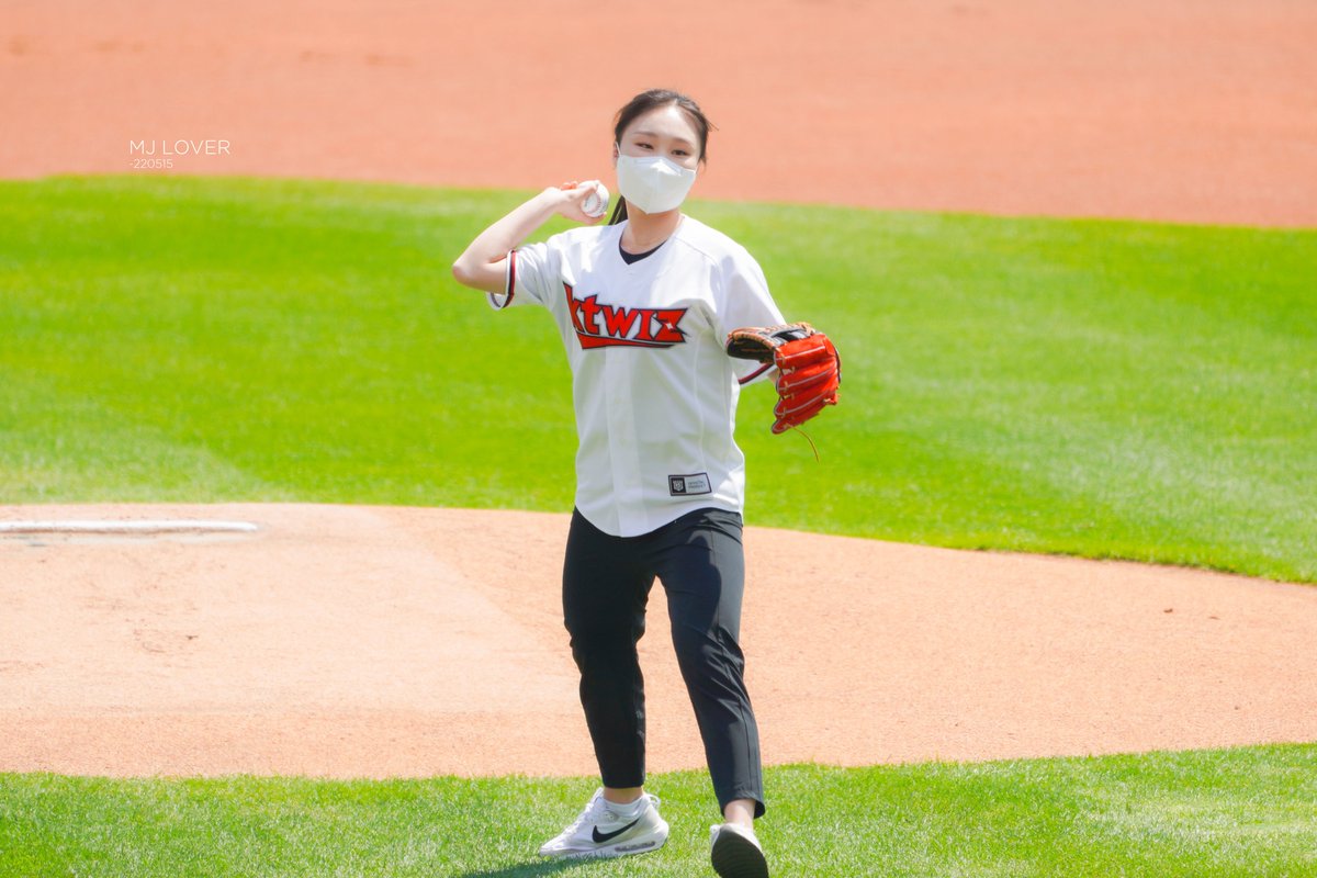 mjlover0909's tweet photo. 220515 KT시구
#최민정 #쇼트트랙 https://t.co/Pbpv7COxEK