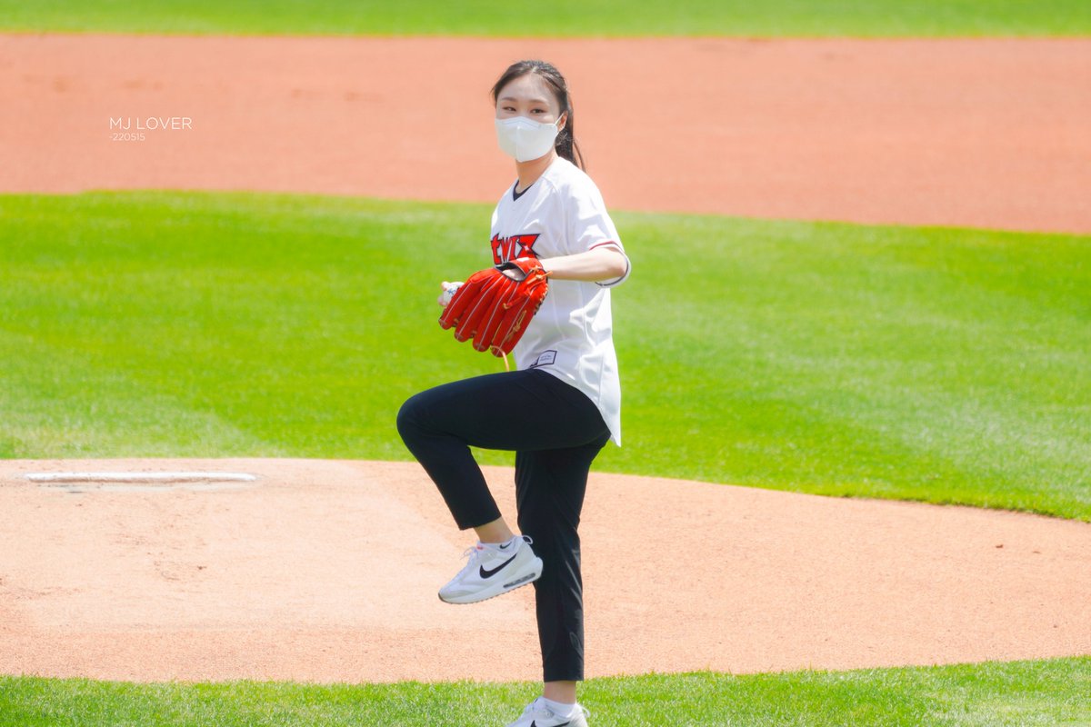 mjlover0909's tweet photo. 220515 KT시구
#최민정 #쇼트트랙 https://t.co/Pbpv7COxEK