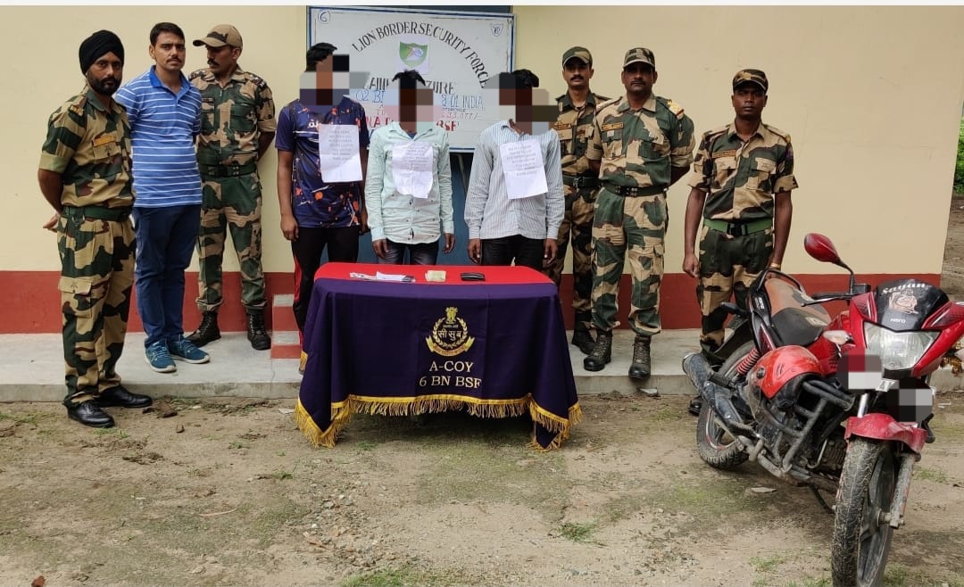 BSFNBFTR's tweet photo. 15 मई 2022
जलपाईगुड़ी,पश्चिम बंगाल
#06Bn @BSFNBFTR के सतर्क सीमा प्रहरियों ने 02 बांग्लादेशी नागरिकों तथा एक भारतीय दलाल को उस समय पकड़ा, जब वे अवैध तरीके से अंतर्राष्ट्रीय सीमा को पार करने की कोशिश कर रहे थे ।
पकड़े गये सभी नागरीकों को पुलिस को सौंप दिया गया है।
#JaiHind
#BSF https://t.co/taSIx3w1KG