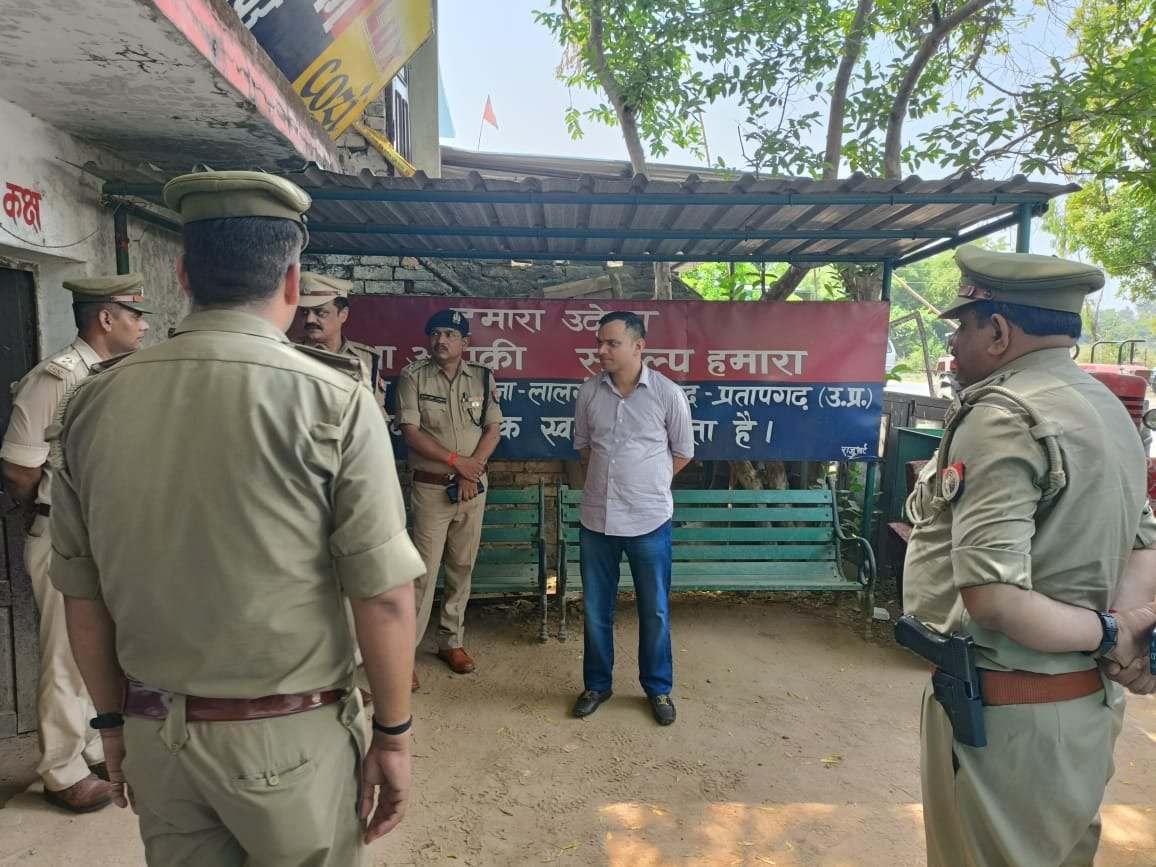 pratapgarhpol's tweet photo. SP प्रतापगढ़ @satpal_IPS द्वारा जनपद प्रतापगढ़ के लीलापुर में नया थाना लीलापुर को क्रियान्वित किये जाने हेतु समस्त व्यवस्थाओं को चेक किया गया । आगामी एक सप्ताह मे नया थाना लीलापुर को संचालित किया जायेगा । https://t.co/wWEakWlrXz