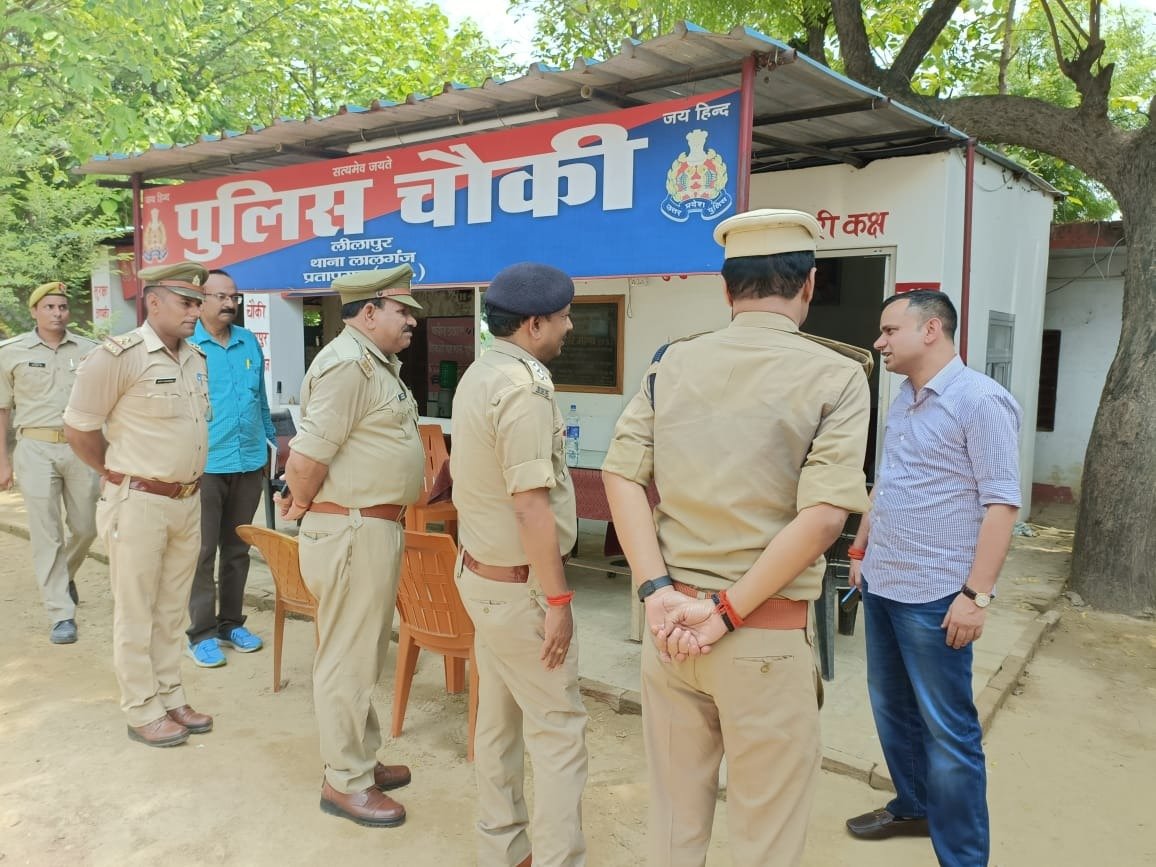 pratapgarhpol's tweet photo. SP प्रतापगढ़ @satpal_IPS द्वारा जनपद प्रतापगढ़ के लीलापुर में नया थाना लीलापुर को क्रियान्वित किये जाने हेतु समस्त व्यवस्थाओं को चेक किया गया । आगामी एक सप्ताह मे नया थाना लीलापुर को संचालित किया जायेगा । https://t.co/wWEakWlrXz