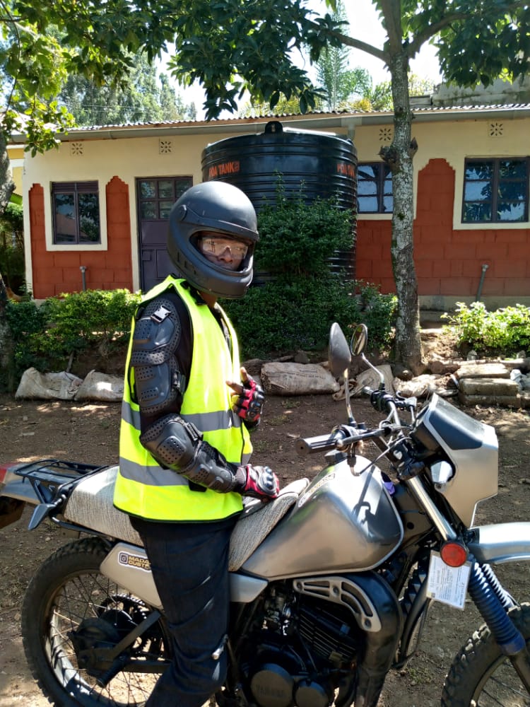 itswamai's tweet photo. @AAKenya 'NOHELMETNORIDE'.Accidents are inevitable sometimes but death is,if you're well geared.Having a proper helmet that meets all the standards is vital.
I nominate myself for the  @AAKenya Kenya bodaboda safe and helmet campaign.
#BodabodaSafety #3500Lives #SafetyFirst https://t.co/3CSU0UESnV