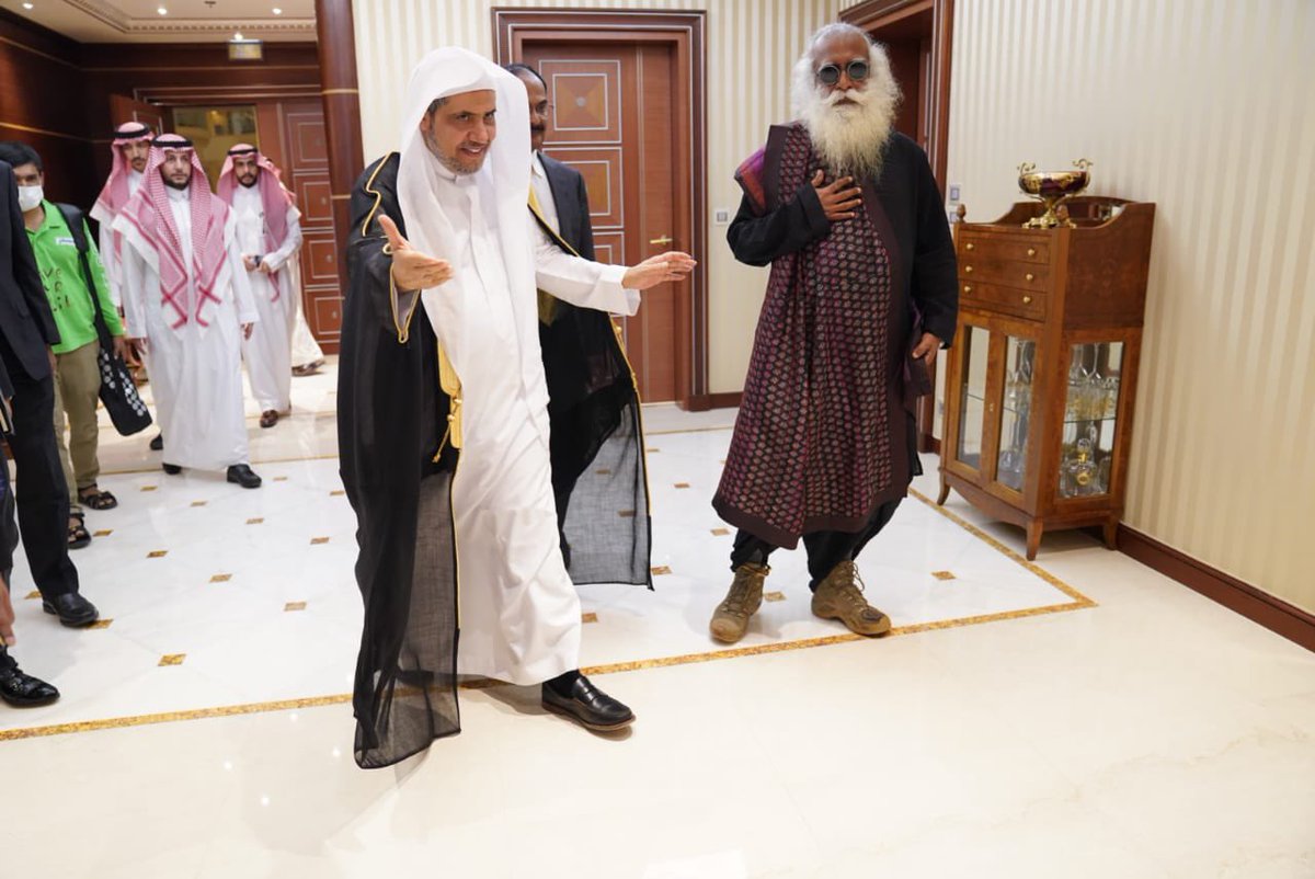DipeshWeiner's tweet photo. الهندوسي المتعصب  #سادجورو_في_السعودية ويستقبله بأبلغ الحفاوة الهلوكوستي محمد العيسى..ويقول أحببناك قبل أن نراك فلما رأيناك أحببناك أكثر https://t.co/oZHzcbGxJw #غزه_الان #اوقفوا_النفط_عنهم