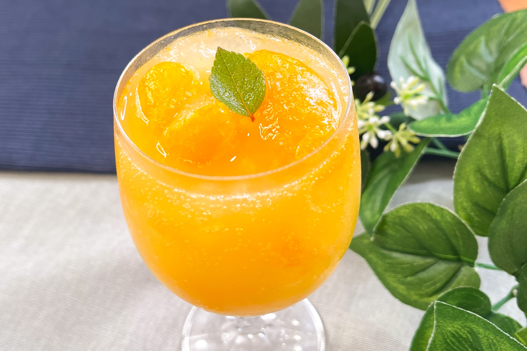 まるみキッチン 簡単レシピ ゼリーで作る オレンジ炭酸フローズン オレンジゼリーをジップロックなどのビニール袋に移し薄く伸ばしたら冷凍庫で冷やし固める 薄くしないと後で手で砕けません グラスに盛り付けオレンジ味の炭酸飲料でアップすれ