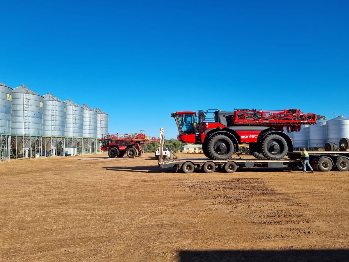AgrifacAU's tweet photo. Meet the twins! 👯 #InglebyFarms took delivery of their second #Agrifac #CondorEndurance last week. Just like its sister, this new machine is equipped with an 8000L spray tank, 36m boom, #StrictSprayPlus and #AiCPlus. Find a dealer 👉 https://t.co/dnN3706QuZ
#AgrifacAU https://t.co/kBs4gTYkoa