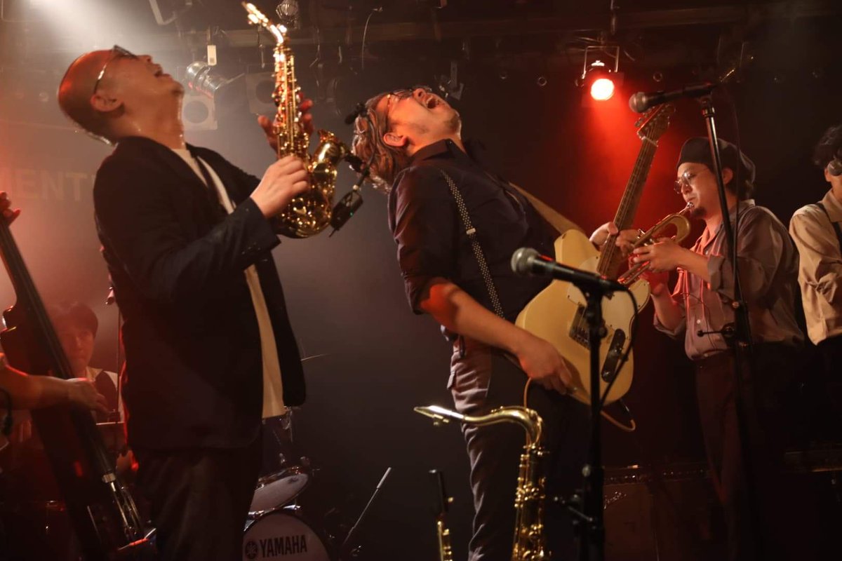 videobrother_'s tweet photo. 【thank youベースメントバー!】
ベースメントバー27周年イベント、ありがとうございました!
ミートもDF7Bもサイコーでしたね!
昔からの仲間たちとの素晴らしいライブとなりました!
達成感!押忍!
photo by lilly
#videobrother
#ベースメントバー27周年
#ミートザホープス
#DF7B https://t.co/smOJx0zDzM