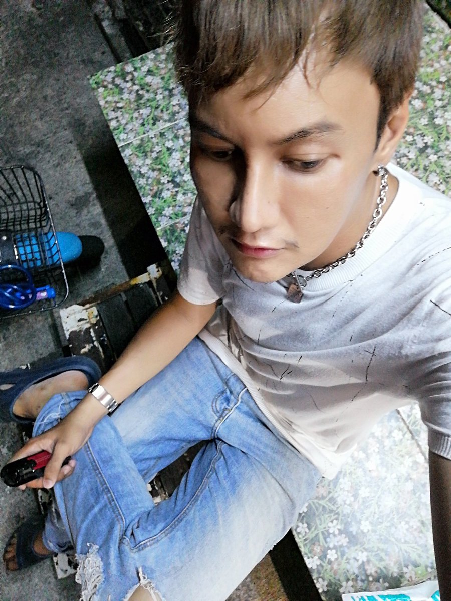 ComGu5's tweet photo. เหงาจนชินนั่งคนเดียวที่ว่างข้างๆเหลืออีกเยอะมานั่งข้างเราไหม https://t.co/3arlgA2xHr