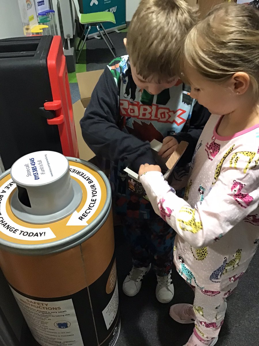 TGPS_NorthLincs's tweet photo. On Friday, 2C took their first full box of batteries to the recycling point for the Big Battery Hunt. #TGPSScience #bigbatteryhunt2022 https://t.co/7RMTbqWNuP