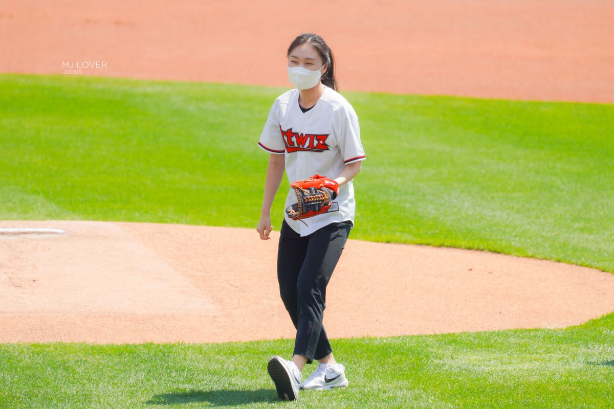 mjlover0909's tweet photo. 220515 KT시구
시구하고나서는 바로 민정모드😋

#최민정 #쇼트트랙 https://t.co/724h7mWGjo