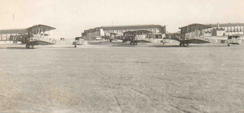 TheSuffolkMan's tweet photo. Pics 1/2 #Vickers #Virginias at #RAF #WorthyDown, #SE5a with early installation of #WolseleyViper engine.  Non standard radiator. #BristolScout C N1607 at #Farnborough 10/5/15.
[Gerald &amp; Adrian Tickner] https://t.co/ek05Uu9tlp