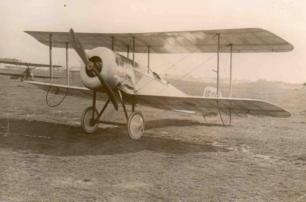 TheSuffolkMan's tweet photo. Pics 1/2 #Vickers #Virginias at #RAF #WorthyDown, #SE5a with early installation of #WolseleyViper engine.  Non standard radiator. #BristolScout C N1607 at #Farnborough 10/5/15.
[Gerald &amp; Adrian Tickner] https://t.co/ek05Uu9tlp