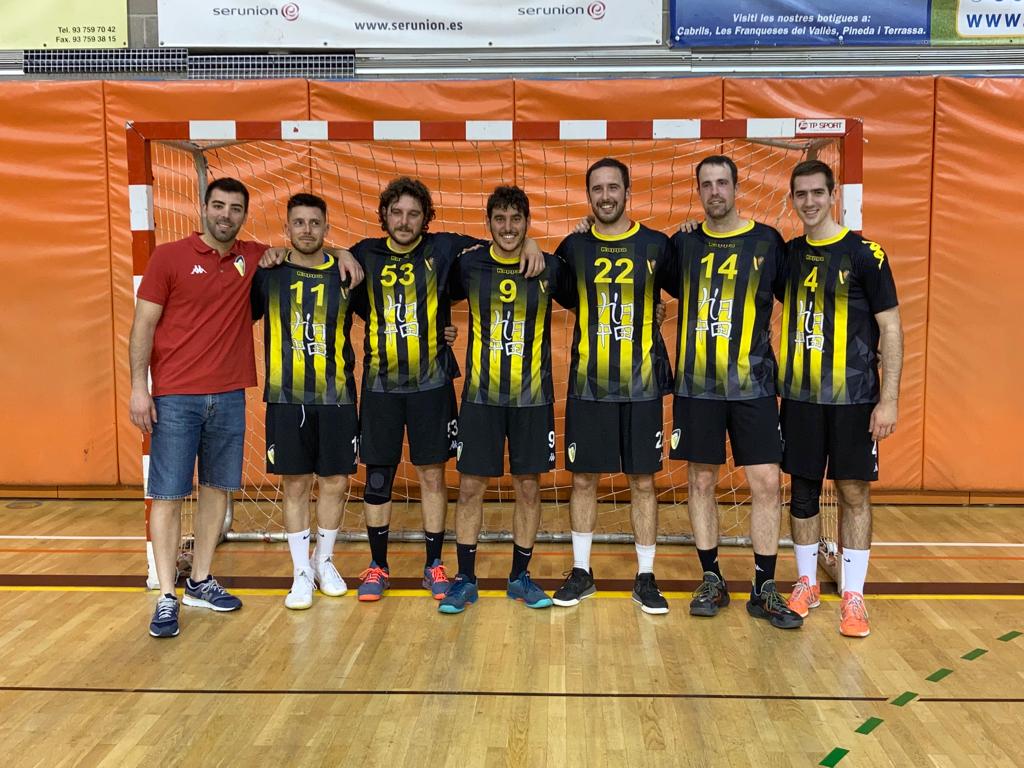 cjhmataro's tweet photo. 🔝🔝Dissabte va ser el darrer partit per a en Jan Bonamusa i en Berenguer Chiva, jugadors incorporats des de petits que i han desenvolupat tota la seva carrera esportiva al Club. Moltes gràcies x vostre #compromís #esforç #dedicació. Us trobarem molt a faltar‼️#exemple 💪🙌💛🖤🐝 https://t.co/y3sr1j7Bv5