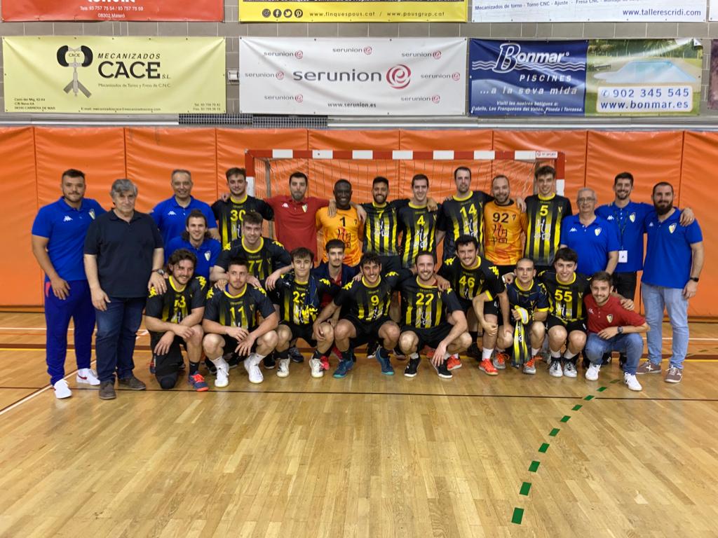 cjhmataro's tweet photo. 🔝🔝Dissabte va ser el darrer partit per a en Jan Bonamusa i en Berenguer Chiva, jugadors incorporats des de petits que i han desenvolupat tota la seva carrera esportiva al Club. Moltes gràcies x vostre #compromís #esforç #dedicació. Us trobarem molt a faltar‼️#exemple 💪🙌💛🖤🐝 https://t.co/y3sr1j7Bv5