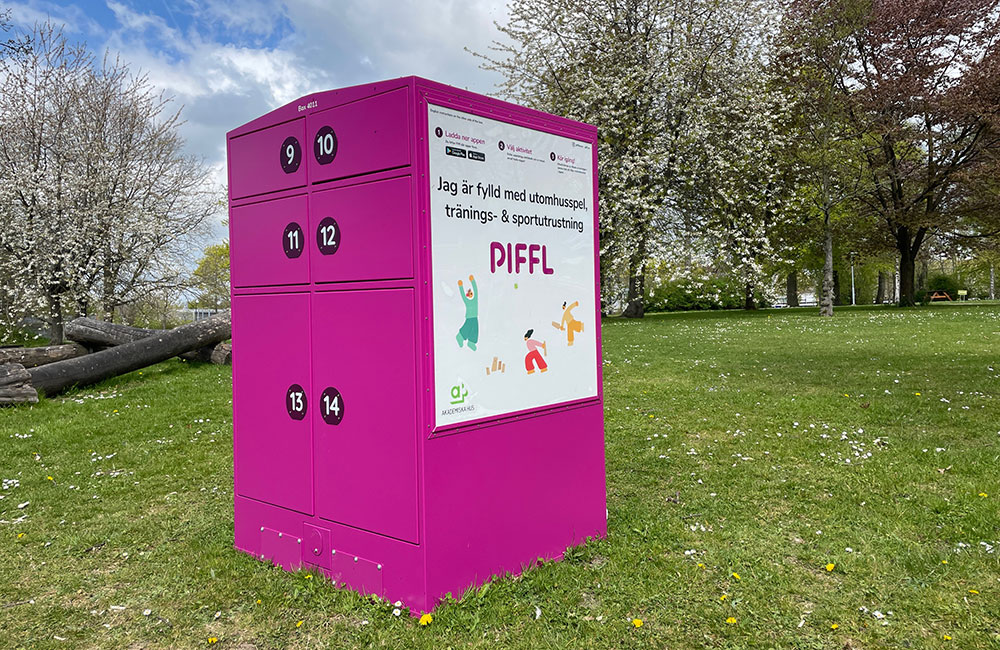 akademiskahus's tweet photo. Akademiska Hus vill inspirera till ökad rörelseglädje på campus genom aktivitetsboxar från #Piffl som nu installerats på ett antal campus runt om i landet. #markförvaltning #utomhusaktivitet
Läs mer: https://t.co/mflX5uKzKZ https://t.co/61DQ9HsG0i