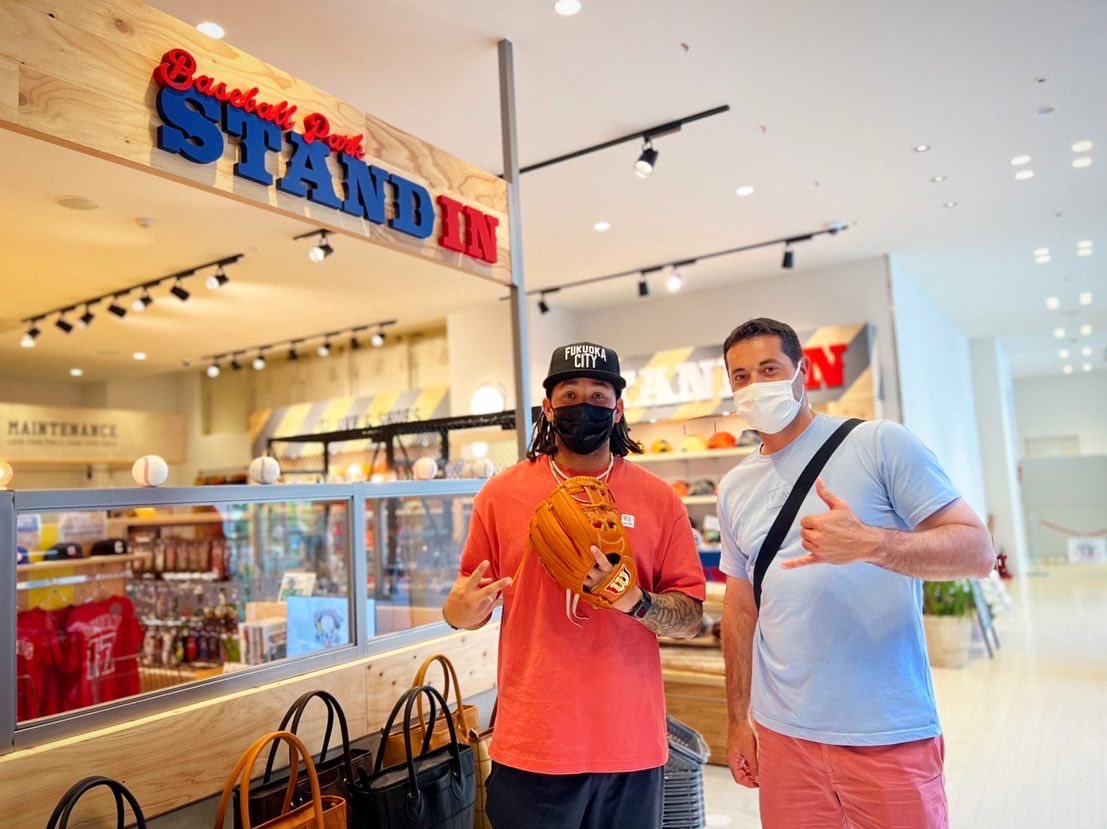standin_2022's tweet photo. 福岡ソフトバンクホークスのガルビス選手にご来店いただきました🔥

ウイルソンのグラブをご購入いただきました😆
これからも応援しております📣✨

#スタンドイン天神店
#福岡ソフトバンクホークス
#ガルビス
#ガルビス選手 https://t.co/H3dqsERg88