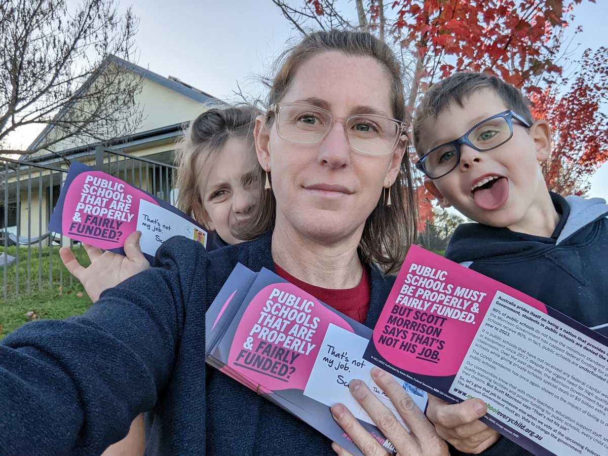Spreading the importance of #EverySchoolEveryChild with this crew this arvo. Great support from the community were were collecting their mail - the people of Braidwood know - public schools must be properly funded.