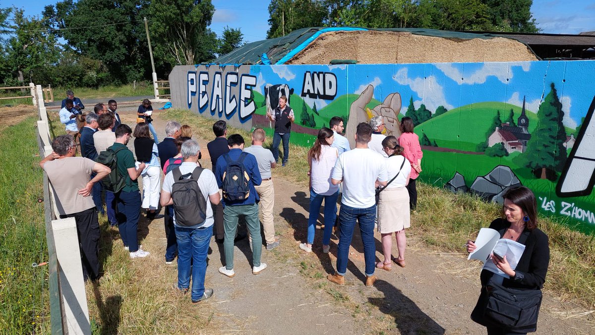 SarahLQ7's tweet photo. 🧑🏼‍🌾🐮Aux côtés d’@agrikol pour inaugurer la fresque Peace &amp; Food. Un message d’espoir pour la protection de nos #agriculteurs, de notre sécurité et liberté alimentaire. Merci aux élus de la @sarthefr et de la région @paysdelaloire pour leur présence et soutien ! @leszhomnivores https://t.co/Br88LZqkRO