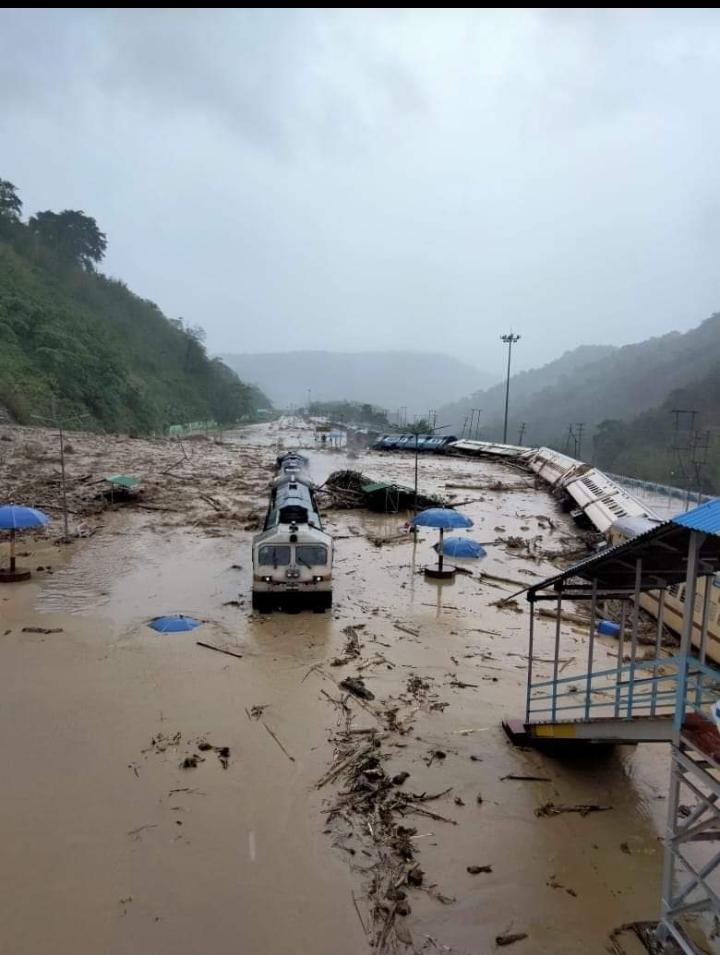 ArnabDasChoudh2's tweet photo. Situation at Dima Hasao is worsening by the minute. State and Central Government must look into the matter soon. Already lives have been lost. Can't bear to see such a beautiful place turn into a disaster.
#PrayForDimaHasao
@PMOIndia @narendramodi @CMOfficeAssam @himantabiswa https://t.co/ZT7iJz4DsN
