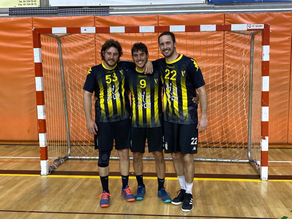 cjhmataro's tweet photo. 🔝🔝Dissabte va ser el darrer partit per a en Jan Bonamusa i en Berenguer Chiva, jugadors incorporats des de petits que i han desenvolupat tota la seva carrera esportiva al Club. Moltes gràcies x vostre #compromís #esforç #dedicació. Us trobarem molt a faltar‼️#exemple 💪🙌💛🖤🐝 https://t.co/y3sr1j7Bv5