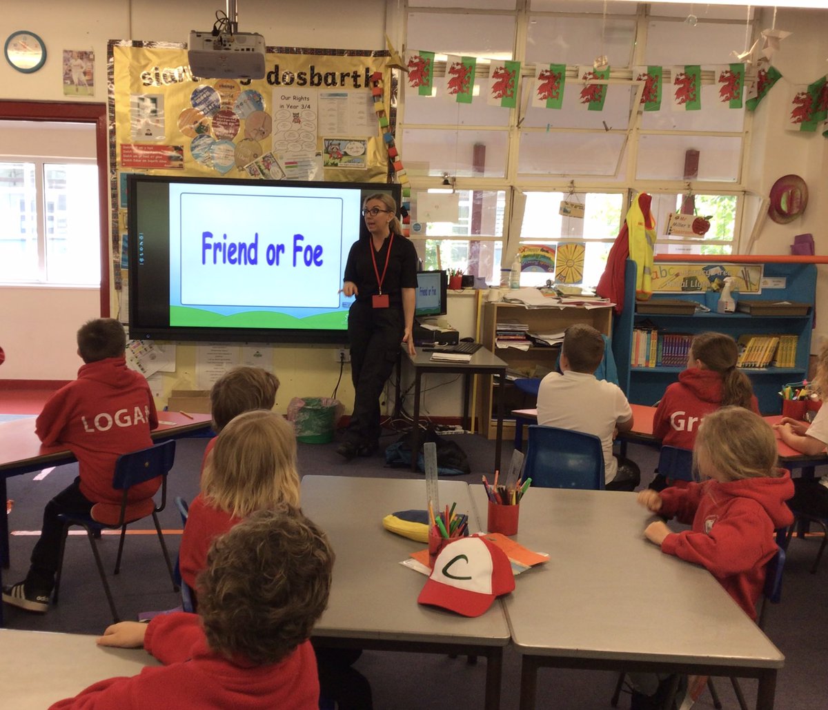 Penclawdd's tweet photo. Bore da PC Laura! Croeso i Ysgol Gynradd Penclawdd! 
Year 3/4 had a great morning meeting PC Laura! Diolch!
#Pencsharks #Pencomm https://t.co/AqnvJwUfxn