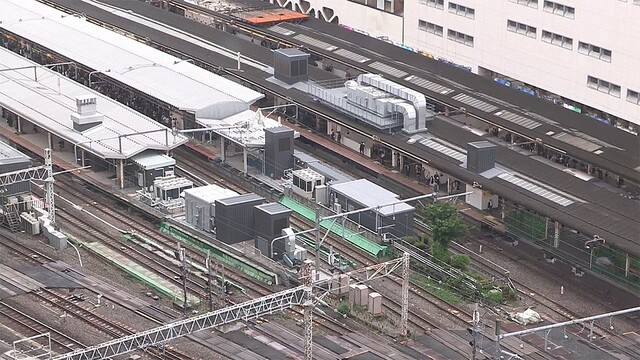 livedoornews's tweet photo. 【トラブル】JR中央線車内で男性暴れる、50分間運転見合わせ
https://t.co/wYHZ1vMhap

安全確認の信号を受けて緊急停止した際に車内の電気が消え、男性1人が暴れたため同じ車両にいた乗客が取り押さえた。警視庁はこの男性から事情を聴いているという。 https://t.co/eUlJcTj7MA
