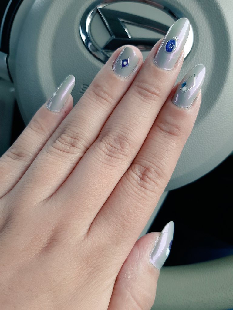 グレーだと思って塗ったらなんか違う…
改めて買ったものみたらニュアンスブルー💙
大人っぽくて可愛いのでお気に入りです🥰

 #セルフネイル 
 #100均