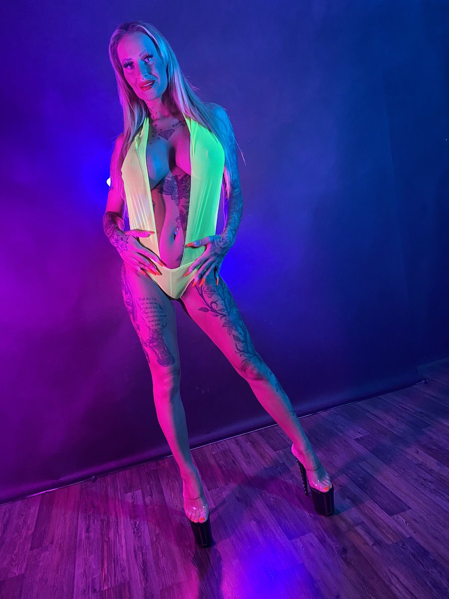 EmjayRosso's tweet photo. Na alle wach? Grad zusammen mit dem wunderbaren @simon_pphoto zum ersten #photoshooting in #viersen gestartet. Und ihr so?
Knutscha, Eure @EmjayRosso
#photoshooting #tattoomodel #germanmodel #blondgirl #haarjaeger #pleaser #gogogirl #barbiegirl #gogo #danceware #bimbodoll https://t.co/60dKfAZqed