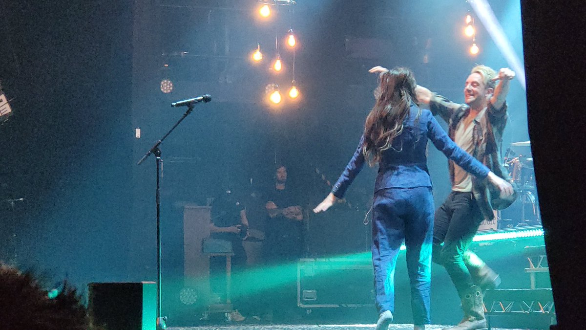 phantasmghoulie's tweet photo. The Tilburg show last night was absolutely amazing. My brother @TatataToddC snapped these cute pics of @doddleoddle hugging #petedaynes
They might be some of my favourites of the night. β€οΈ
#BAPtour #buildaproblem # https://t.co/2vmxsviPdT