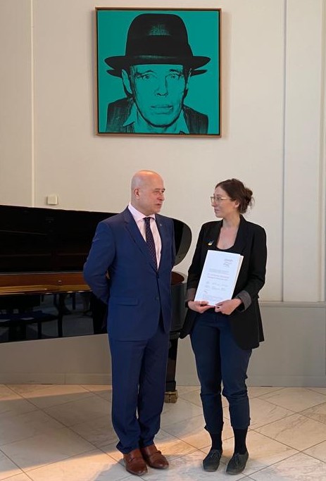 Die 🇵🇱Kunsthistorikerin Dr. Marta Ryczkowska und der 🇺🇸 Assistenzprofessor für Kunst Dr. Daniel Spaulding erhielten den vierten Joseph-Beuys-Preis für Forschung🏆, verliehen von der Stiftung <a href="/moylandmuseum/">MuseumSchlossMoyland</a>.

<a href="/PLInstitut_Dues/">Polnisches Institut Düsseldorf</a> war dabei und gratulierte.

👉bit.ly/3PzayUW