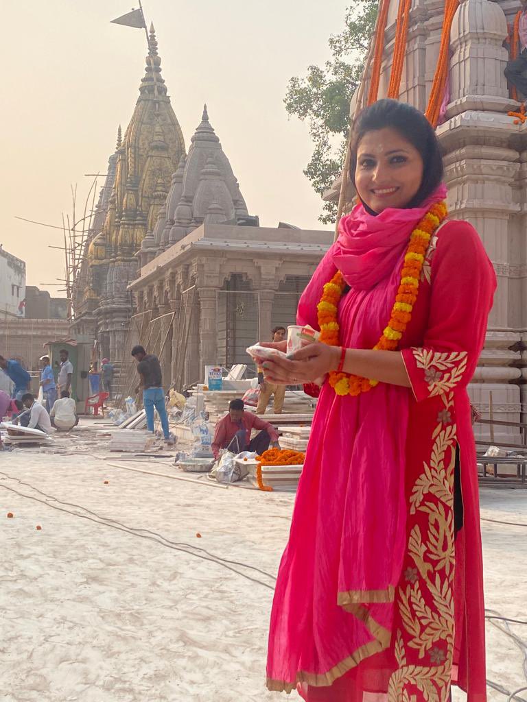 प्रत्यक्ष को प्रमाण की आवश्यकता नहीं होती.
वहाँ तो कण-कण में शिव हैं.
बनारस में आप हर जगह शिव को महसूस करते हैं. कोई गली, चौक-चौराहा ऐसा नहीं है जहां पर भोले नाथ के नाम का उल्लास ना हो. 

काशी तो उन्होंने ही बसाई है और वहाँ तो उनकी ही चलेगी…
#महादेव 🙏🏻😊