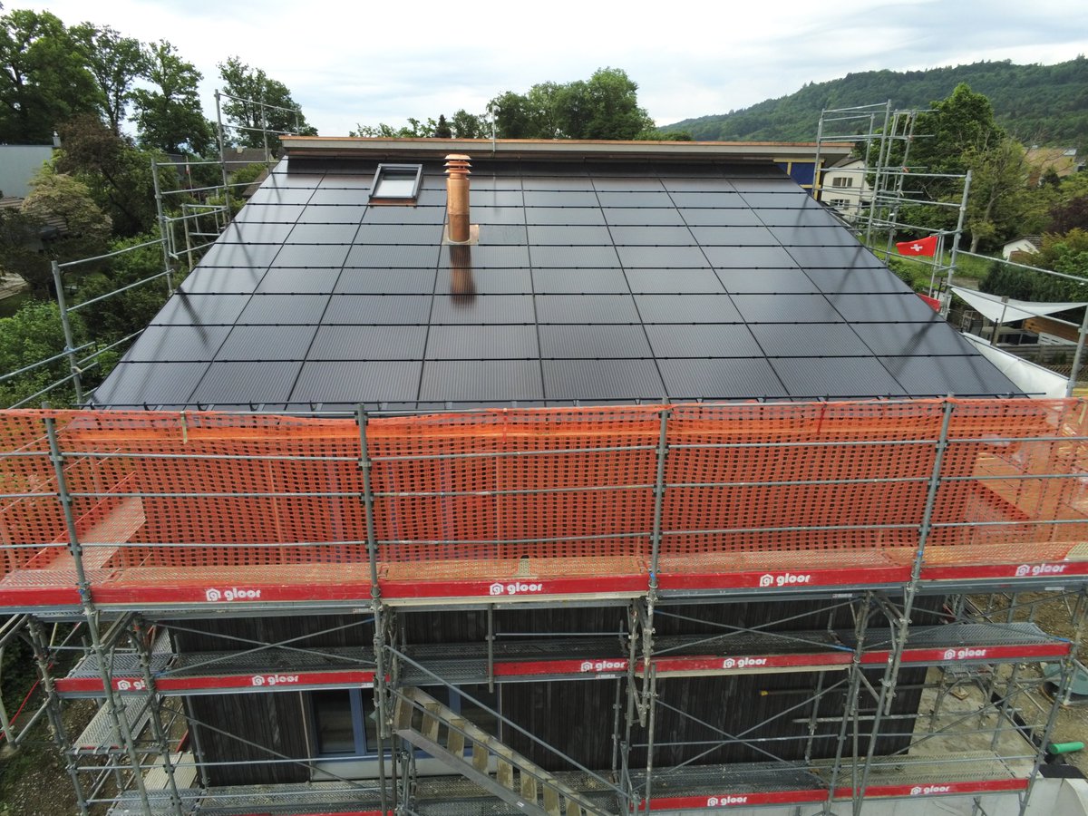 So, die nächste <a href="/3ssolarswiss/">3S Swiss Solar Solutions AG</a> Anlage ist auf dem Dach.  #MegaSlate