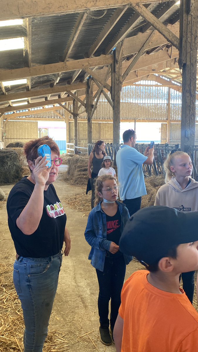Interbev_PdL's tweet photo. Cet appareil le #smartvel permet de détecter la naissance d’un petit #veau. On le met à la queue de la vache. Cela permet d’intervenir rapidement sur les #velage et d’éviter de faire #souffrir l’animal, de l’aider. 

#BEA #bientraitance #CeuxQuiFontLaViande https://t.co/ODFkJWJ0IJ