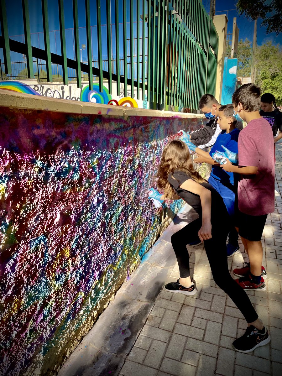 CEIP_JMVilla's tweet photo. Así de chulas han quedado las puertas y el muro de nuestro cole con la participación del alumnado y el gran trabajo del pintor y grafitero Javi Dolera!! https://t.co/6pV68QEpTQ