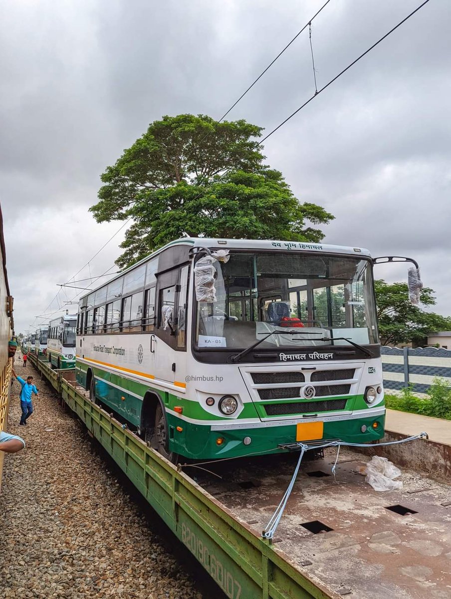 iAjay_Banyal's tweet photo. New batch of HRTC buses being transported from Bengaluru via train.
#himbus #hrtc #ashokleylandindia https://t.co/dr8yfFetP8