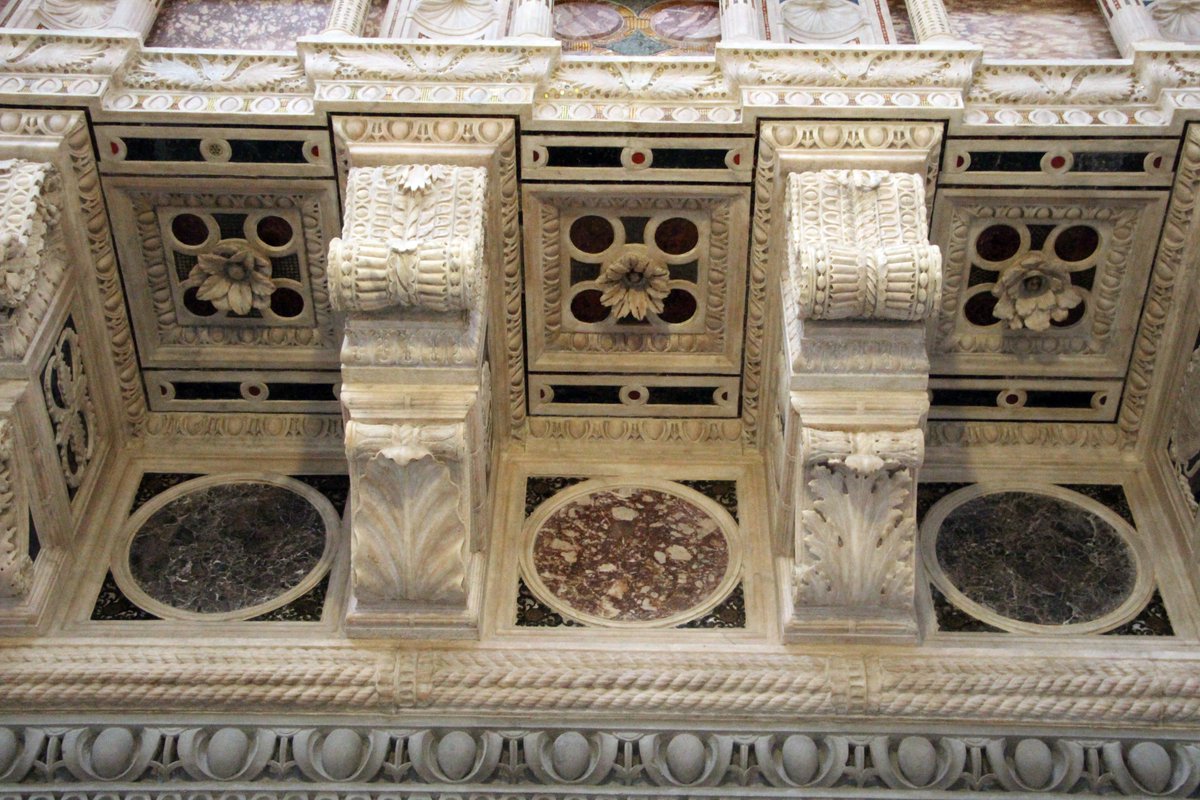 Collocata nella navata sinistra della Basilica, la splendida #Cantoria eseguita nella bottega di #Donatello, fra il 1458-1460, è un esempio di come motivi fortemente quattrocenteschi,  combinati con paste vitree policrome e scintillanti, possano creare un'opera d'arte unica