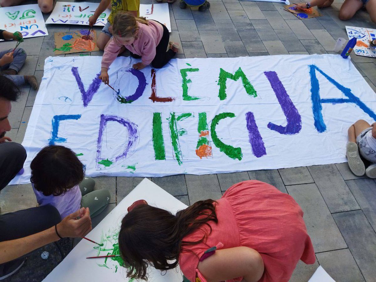 griselda_juve's tweet photo. L'Institut Escola #IE30PASSOS 6 cursos ja en #barracons i l'edifici definitiu NO te data. Les obres haurien d'haver començat en 2020 i encara no tenim ni projecte. Aquesta és la realitat de l'#EducacióPública a #Catalunya. Sense inversió no hi ha futur.  #VolemEdifici30passos https://t.co/KGUcorCqbx