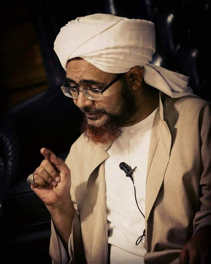 Ada seorang bertanya kepada Al Habib Umar : 
“Ya Habib, apakah obat supaya hati saya bersih dari pada buruk sangka.... ?”

Al Habib tersenyum dan menjawab dengan singkat: 
“ Jangan engkau percaya.” (Dengan apa yang buruk terbesit di hati)