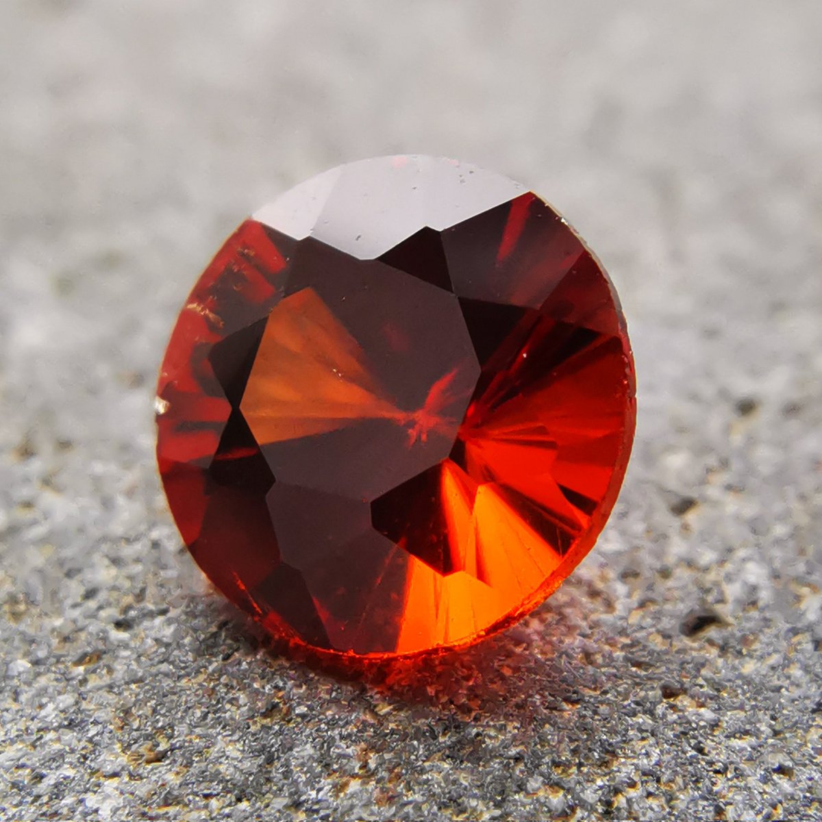 (略)
田舎のみちの
石ころは
赤い夕日に
ケロリカン。

『石ころ』金子みすゞ
SpessartineGarnet

#文学を彩る宝石たち
 #夏だからエモい石が見てみたい