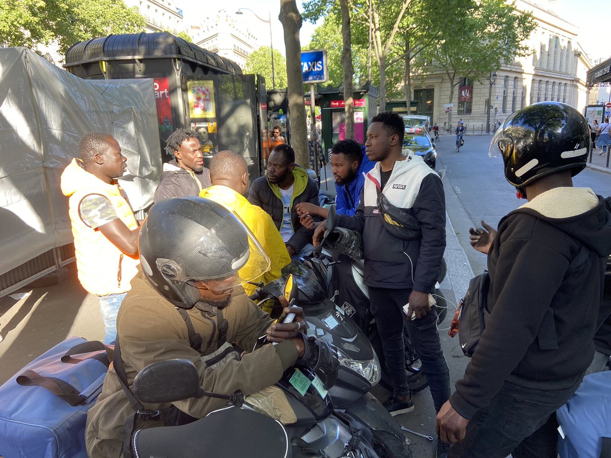 UnionLivreurs's tweet photo. Il reste 2 heures pour voter et jusqu’au bout, nos militants auront sensibilisé les livreurs à vélo de l’enjeu du scrutin permettant d’élire leurs représentants.
Bravo à eux 👊🏻
Résultat des votes dans l’après-midi. https://t.co/FdqMkxnos8