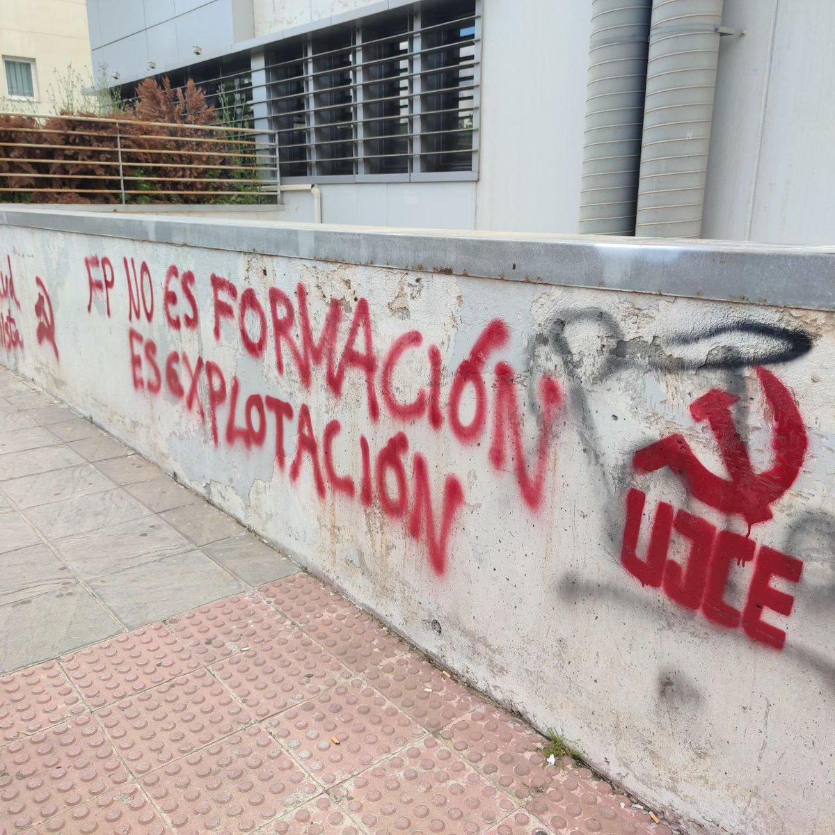 UJCEAndalucia's tweet photo. No nos estamos formando, NOS ESTÁN EXPLOTANDO.

❌Trabajar gratis no es estudiar. Es aumentar los beneficios de las empresas a costa nuestra. https://t.co/UxbI4cK7qX