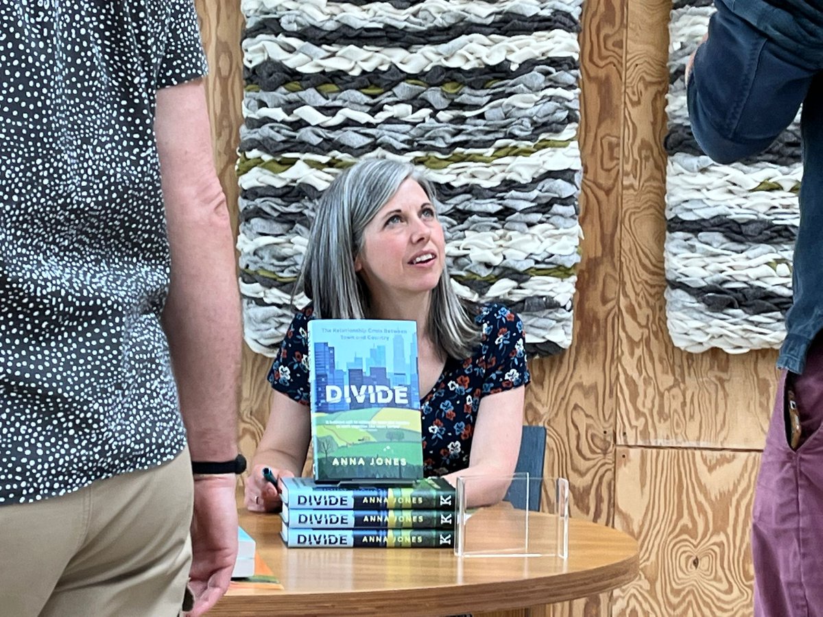 Brilliant day at #FarmEDLitFest Did my first ever public reading from #Divide , met inspirational writers <a href="/wigsandwords/">Sarah Langford</a> <a href="/nicolawriting/">Nicola Chester</a> <a href="/vickihird/">Vicki Hird MSc FRES 🐝🦋 🍃💚🍃</a> &amp; caught up with <a href="/DanSaladinoUK/">Dan Saladino</a> for the first time in yonks. Thanks to <a href="/mrpricetv/">MrPriceTv</a> for looking after Lucy 🐕 while I was gassing 😘